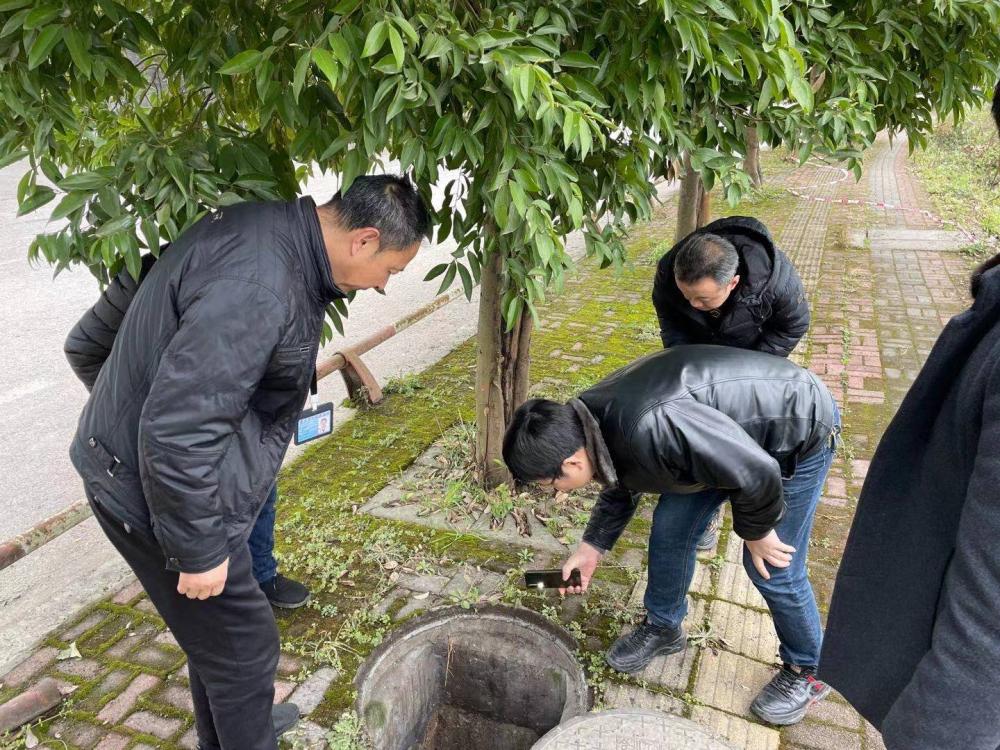 2月18日，合川區(qū)生(shēng)态環境局工作(zuò)人(rén)員協同草街(jiē)辦事處及草街(jiē)工業園區(qū)工作(zuò)人(rén)員對園區(qū)雨污管網進行(xíng)排查。.jpg